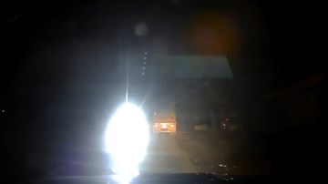 Xe tải cỡ lớn rọi đèn led trên đường hẹp suýt gây tai nạn