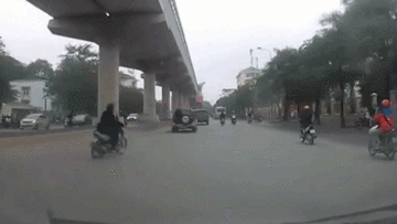 Chạy xe máy lạng lách đánh võng, 2 thanh niên trượt dài trên đường