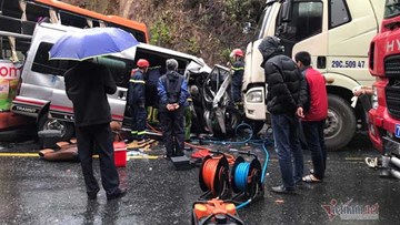 2 xe khách và xe đầu kéo đâm sầm, 1 người chết, 5 bị thương