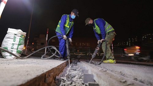 Hà Nội: Công nhân xuyên đêm sửa đường vành đai 3