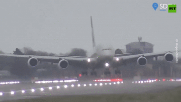 Xem máy bay Airbus A380 hạ cánh thẳng đứng ngoạn mục vì bão