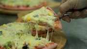 Pizza thanh long ruột đỏ 'giải cứu' nông sản cháy hàng ở Hà Nội