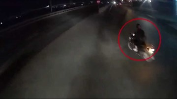 Tài xế container đánh lái khẩn cấp tránh thanh niên sang đường bất ngờ