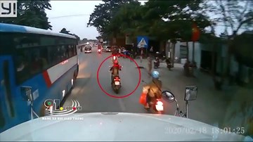 Container cố vượt xe khách, suýt 'nuốt trọn' 2 xe máy phía trước