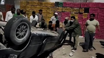 Ô tô mất lái bay qua lan can cầu vượt cao 9m rơi trúng cửa hàng phế liệu