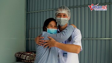Bệnh nhân chiến thắng Covid-19 mừng rỡ ôm bác sĩ ngày ra viện