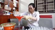 Cô kỹ sư quê Bình Xuyên, Vĩnh Phúc làm nước rửa tay phát miễn phí