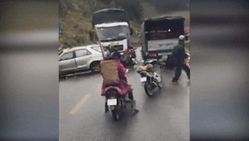 3 mẹ con bị xe tải đâm trúng khi đang dừng xe vì thấy tai nạn