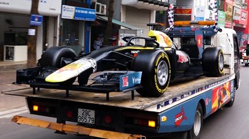 Dân Hà Nội trầm trồ ngắm mô hình xe đua F1 diễu hành trên phố