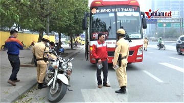 Chạy xe ‘rùa bò’ bắt khách bị xử lý, tài xế đổ tội cho Covid- 19