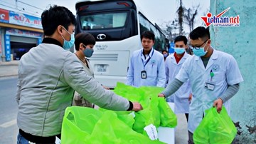 Người dân tiếp sức cho bác sĩ và người bệnh ở tâm dịch Bình Xuyên