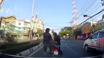 Người đàn ông đi xe máy bị đánh tới tấp vì lạng lách trước đầu xe ô tô