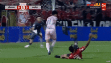 Chiêm ngưỡng Văn Lâm bay người cản phá bóng trong chân đối thủ