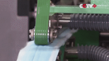 Xem dây chuyền sản xuất khẩu trang nhanh nhất thế giới hoạt động