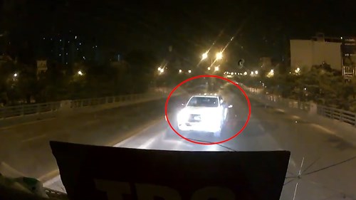 Xe bán tải vẫy tay xin đi ngược chiều bị xe khác ép lùi hàng trăm mét