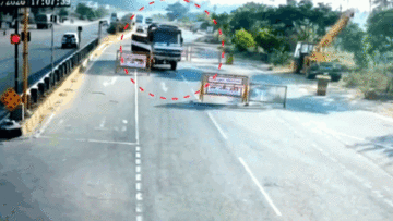 Tài xế say rượu lái xe tải lạng lách rồi đâm đổ cột đèn giữa đường