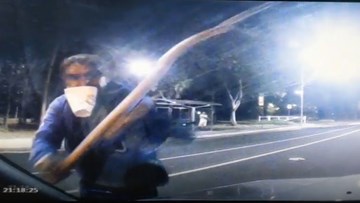 Người đàn ông say rượu dùng cành cây chặn ô tô đập nát kính