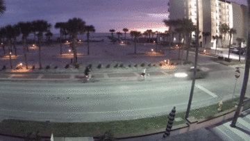 Ôtô tông liên tiếp 2 người đi xe đạp rồi bỏ chạy