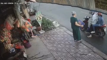 Cặp đôi giở trò lừa cụ bà bán hàng rồi quỵt luôn tiền, phóng xe bỏ chạy