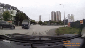 Ô tô bị xe tải văng trúng đầu sau một vụ va chạm trên đường