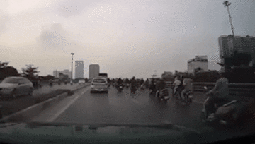 Va chạm liên hoàn giữa các xe máy, tài xế ô tô thót tim
