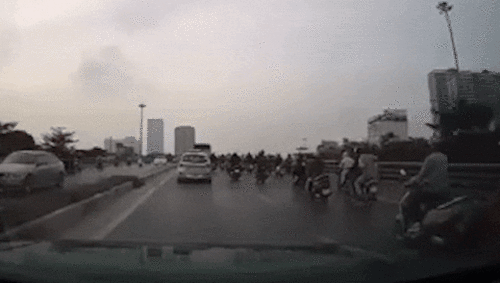 Va chạm liên hoàn giữa các xe máy, tài xế ô tô thót tim