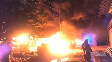 Cháy ngùn ngụt vựa phế liệu rộng hàng ngàn mét ở Bình Dương