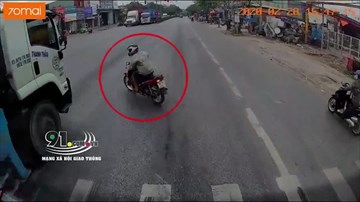 Sang đường cắt mặt ô tô, tài xế xe máy suýt chết trước đầu xe tải