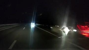 Bất chấp nguy hiểm, 2 ô tô chạy ngược chiều trên cao tốc lúc nửa đêm