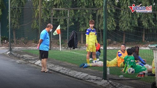 Thầy Park đứng từ xa cổ vũ, đội tuyển nữ vẫn thua đậm đội cựu U23 Việt Nam