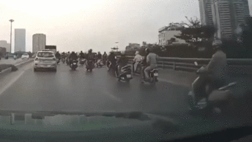 Va chạm liên hoàn, người phụ nữ thoát chết trước đầu xe ô tô