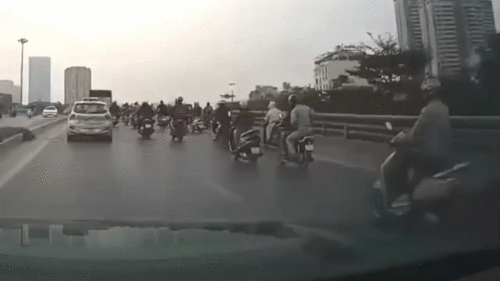 Va chạm liên hoàn, người phụ nữ thoát chết trước đầu xe ô tô