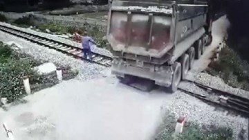 Nhân viên gác chắn cứu đoàn tàu và xe tải chết máy khỏi tai nạn thảm khốc