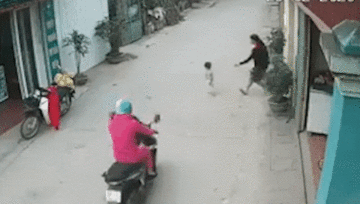 Em bé chạy ra đường bất ngờ bị xe máy tông vào nguy kịch