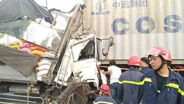 Xe tải tông đuôi container, 3 người chết