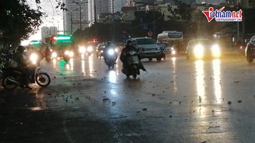 Hà Nội mưa giông bất ngờ, 2h chiều trời tối như đêm