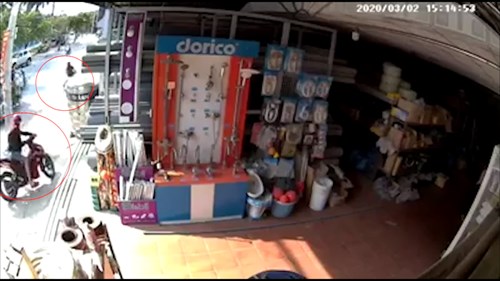 Trộm bẻ khóa cướp xe máy để trước cửa hàng trong 3 giây