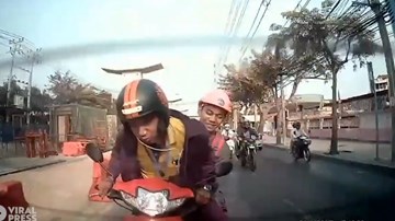 Tài xế mải nói chuyện với khách khiến xe máy tông thẳng đuôi ô tô