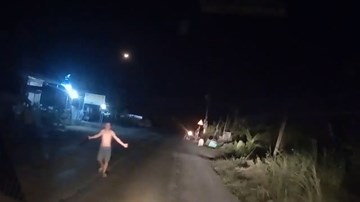 Tài xế giật mình phát hiện người đàn ông đi bộ giữa đường trong đêm