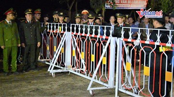 Khoảnh khắc người dân Sơn Lôi bước qua chốt chặn lúc 0h