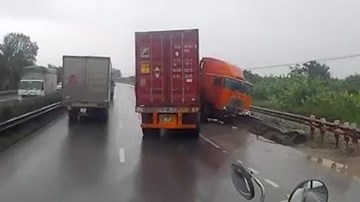 Phanh gấp giữa trời mưa, xe container xoay vòng trên đường