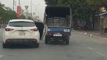 Vội vàng lăn bánh, tài xế quên… đóng cửa xe