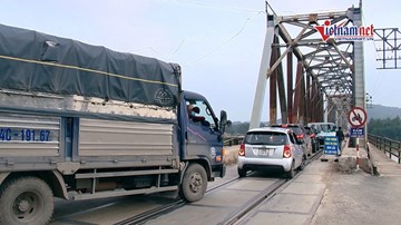 Độc nhất cây cầu đường bộ, đường sắt đi chung
