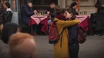 Người dân Italy không đồng tình trước biện pháp tránh ôm hôn phòng Covid-19
