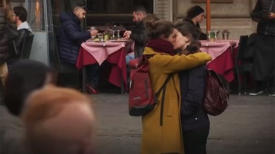 Người dân Italy không đồng tình trước biện pháp tránh ôm hôn phòng Covid-19