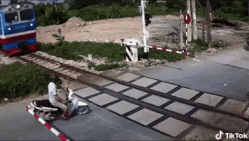 Cố băng qua đường sắt, người đàn ông thoát chết trong gang tấc