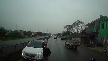 Tự nhận say rượu, tài xế xe con đi ngược chiều còn ép container phải nhường