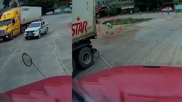 Tài xế container bung cửa xe bỏ chạy khi bị CSGT chặn lại