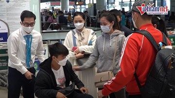 Quỳnh Anh tiễn Duy Mạnh sang Singapore phẫu thuật