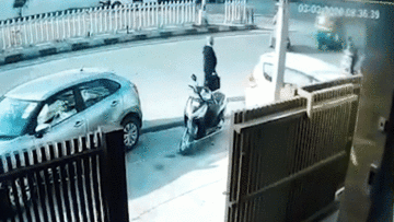 10 học sinh thoát chết kỳ diệu khi xe 3 bánh bị lật, trượt dài trên đường